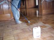 Restauración de parquet Mosaico en madera de Olmo, de más de 60 años, realizando reparación además de pulido y barnizado del mismo.