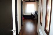 Tarima para interior en calidad Sucupira. Destacamos peldaños macizos en escalera.